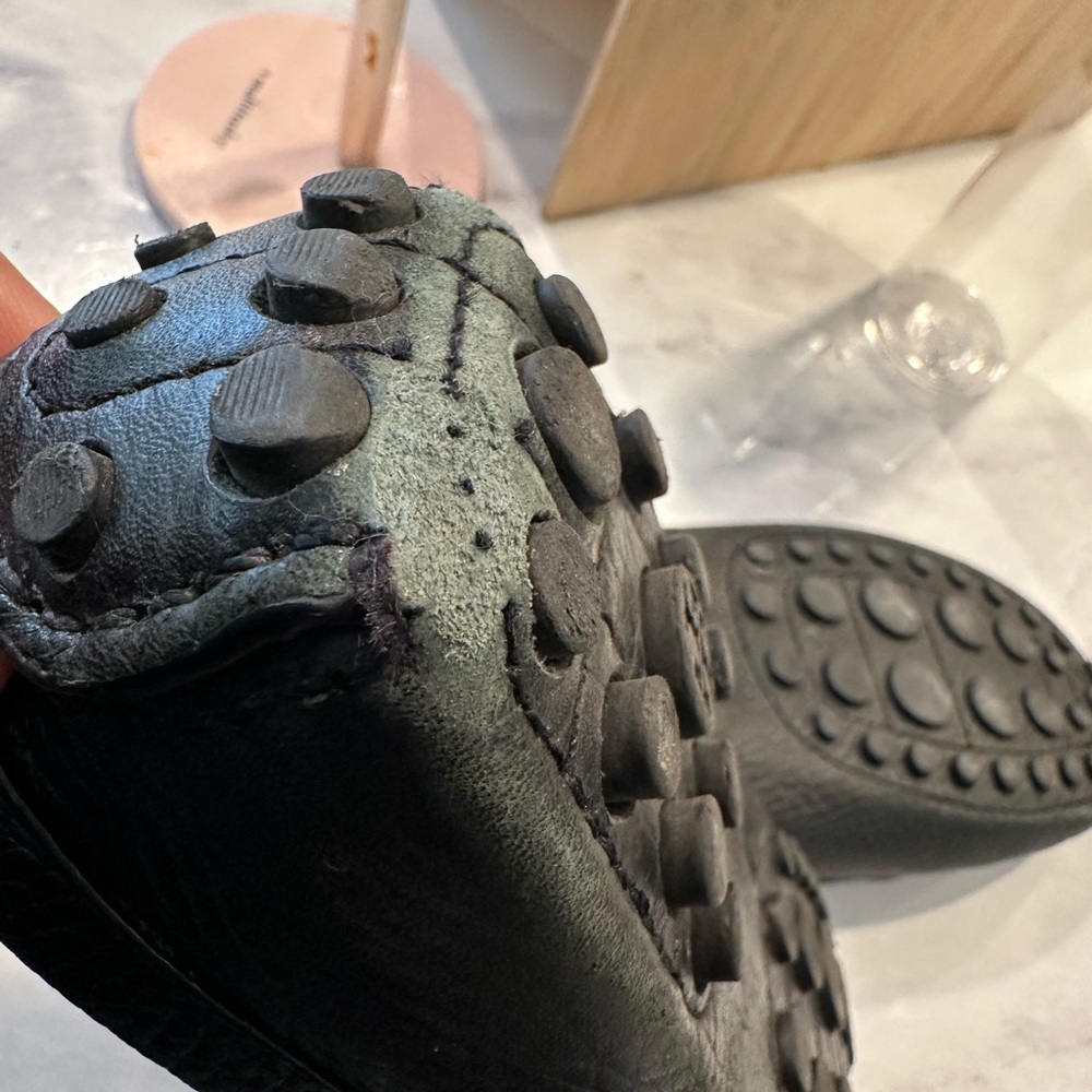 Tory Burch Black Leather Loafers with Gold Logo - Picture 5 of 12